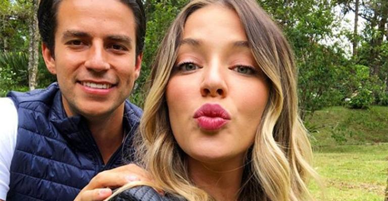 Luma Costa exibe o barrigão de 9 meses e recebe declaração do marido