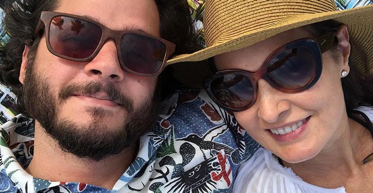 Fátima Bernardes faz caras e bocas ao curtir o feriadão com o namorado