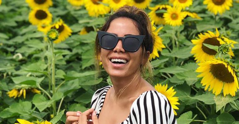Com micro shorts, Anitta se acaba de rebolar e mandar mensagem para as invejosas: ‘Chegou o meu momento’