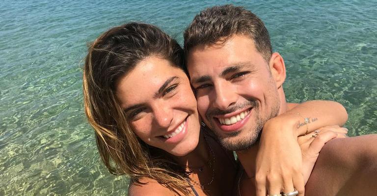 Cauã Reymond curte dia de lazer com Mariana Goldfarb: ‘Preguiça’