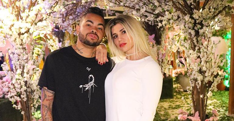 Dani Souza e Dentinho mostram detalhes da mansão no Brasil