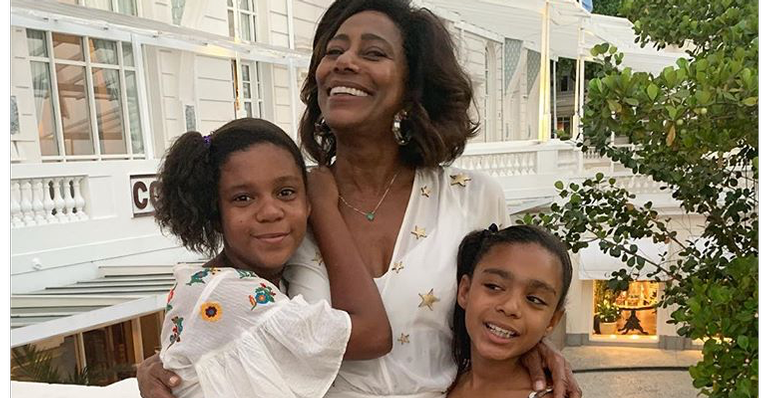 Gloria Maria rebate seguidora que criticou cabelo de suas filhas: ‘Respeite as diferenças’