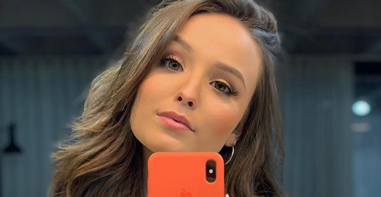 Larissa Manoela mostra foto divertida e se declara para Leo Cidade