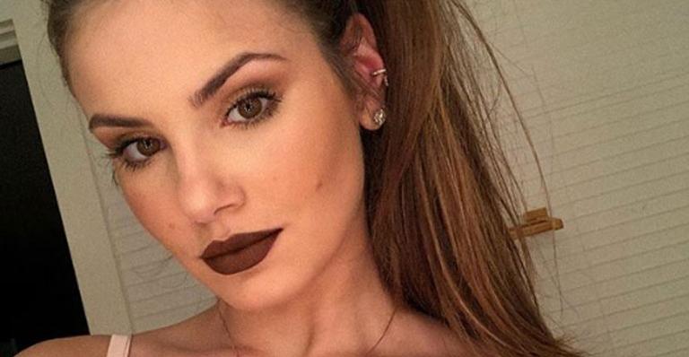 Camila Queiroz responde fãs e conta como faz para conciliar trabalho, família e viagens: ”Nada é fácil”
