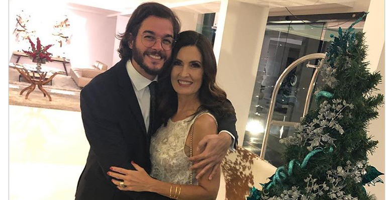 Fátima Bernardes aparece na praia e namorado suspira: ‘Huuum’