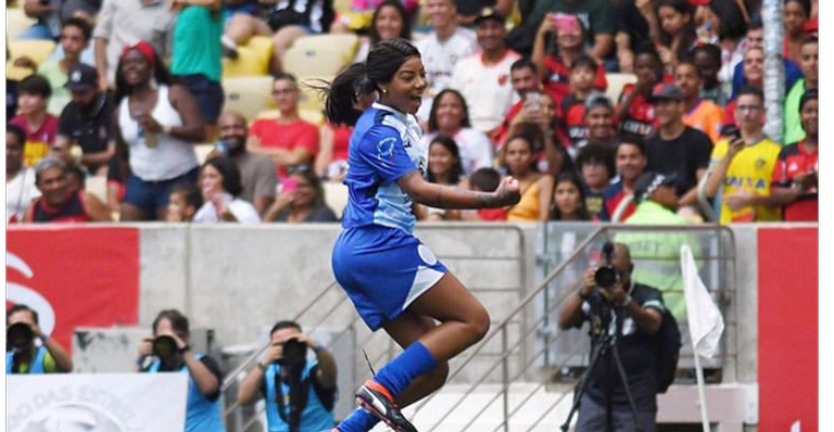 Em partida de futebol no Maracanã, Ludmilla marca dois gols