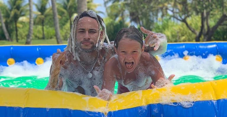 Neymar Jr se diverte com o filho em piscina de sabão na Bahia
