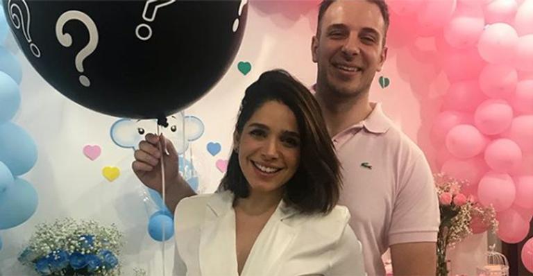 Sabrina Petraglia descobre o sexo do 1º filho em chá de revelação