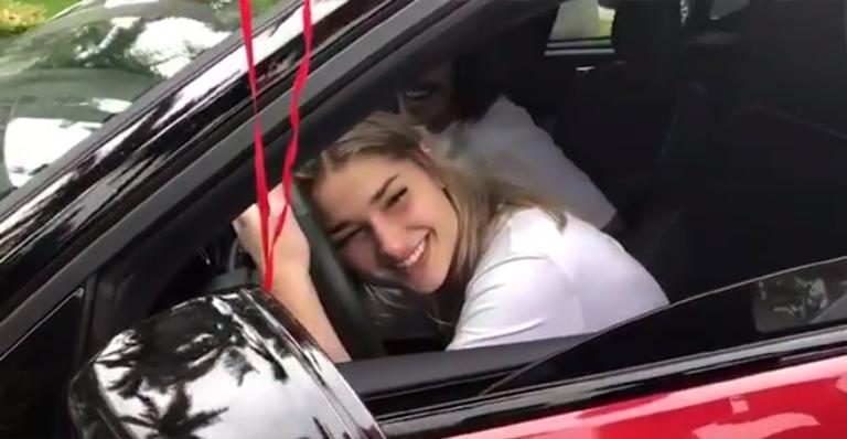 Sasha Meneghel surta ao ganhar um carro com laço vermelho