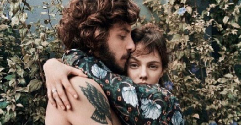 Reconciliados, Laura Neiva faz declaração apaixonante a Chay Suede: ”Amor se alegra com a verdade”