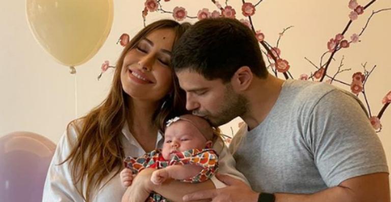 Papai coruja! Duda Nagle posa com Zoe no colo enquanto dá mamadeira e encanta fãs