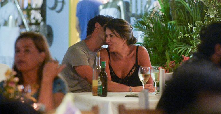 Assumiram! Rebeca Abravanel e Alexandre Pato trocam carinhos na Bahia
