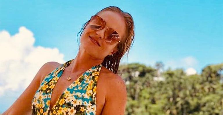 Angélica surge deslumbrante em foto de maiô e fã faz comentário inacreditável