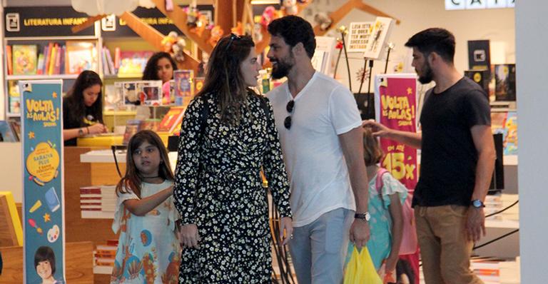 De volta ao Brasil, Cauã Reymond curte passeio com a filha e namorada