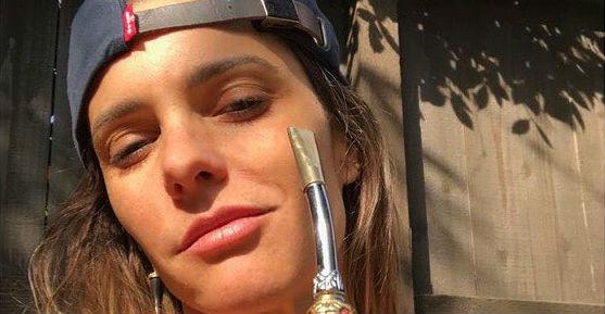 De topless, Fernanda Lima pega pesado na faxina ao lado do marido: ‘Nosso amor é gostoso’