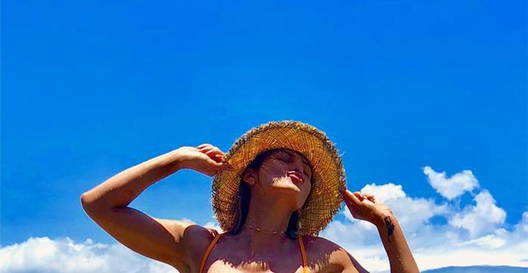Lívia Andrade é traída por biquíni apertadinho e mostra demais