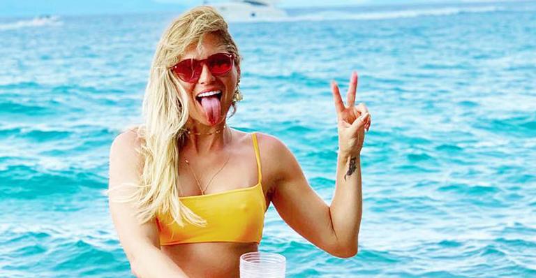 Exagerou? Leo Dias surge torrado pelo sol em foto ao lado de Lívia Andrade
