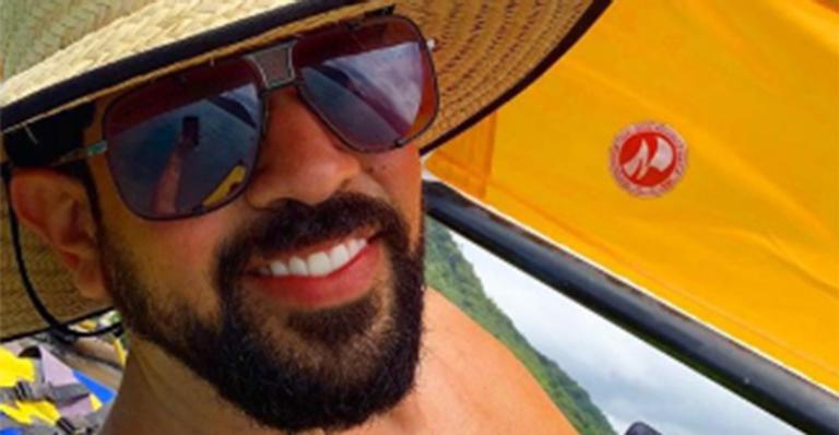 Sorocaba, da dupla com Fernando, surge magérrimo em foto sem camisa e surpreende fãs