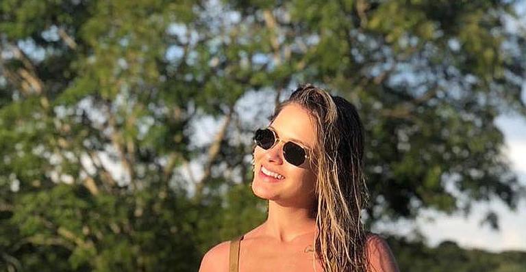 Em dia quente, Andressa Suita surge exibindo corpo perfeito em foto de maiô