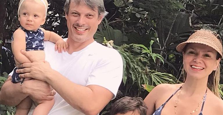 Eliana surge magérrima em foto de família em que dá adeus para 2018