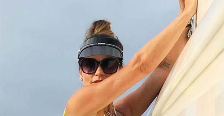 Flávia Alessandra se arrisca em busca da foto perfeita e se equilibra em lancha
