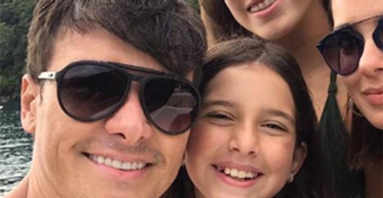 Vera Viel surge de biquíni em lancha e deixa fãs perplexos: ”É a Bruna Marquezine”