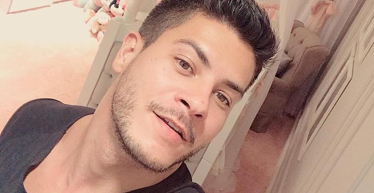 Arthur Aguiar encanta ao mostrar nova foto com a filha, Sophia, e a mulher, Mayra Cardi