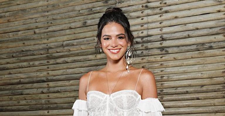 Bruna Marquezine exibe seu look branco em Noronha: ‘Fadinha cigana’