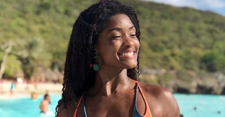 Erika Januza exibe o corpo perfeito em viagem para Curaçao