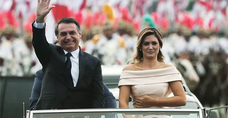 Michelle Bolsonaro conquista a web com discurso em Libras e look discreto