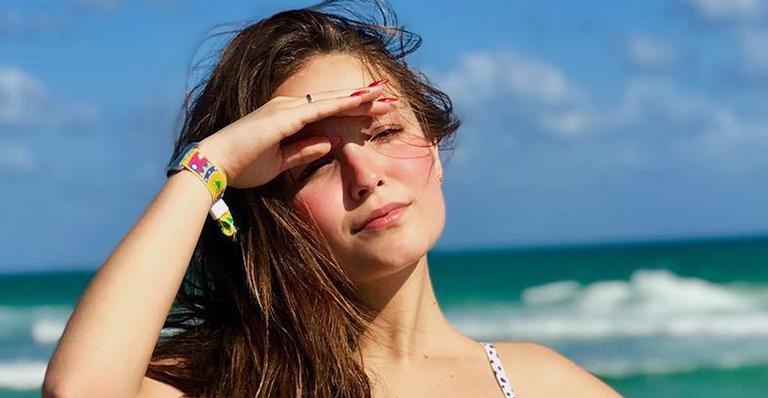 Com 18 anos, Larissa Manoela exibe corpão em fotos de biquíni