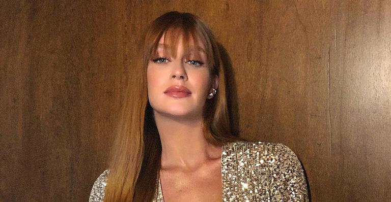 Marina Ruy Barbosa surge com decote até a cintura em look prateado