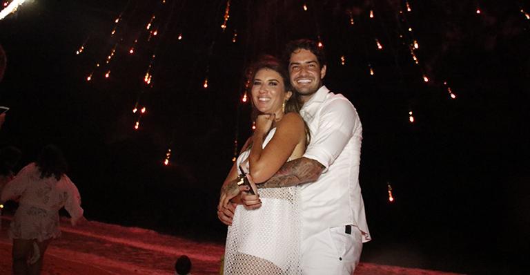 Rebeca Abravanel e Alexandre Pato surgem agarradinhos na virada