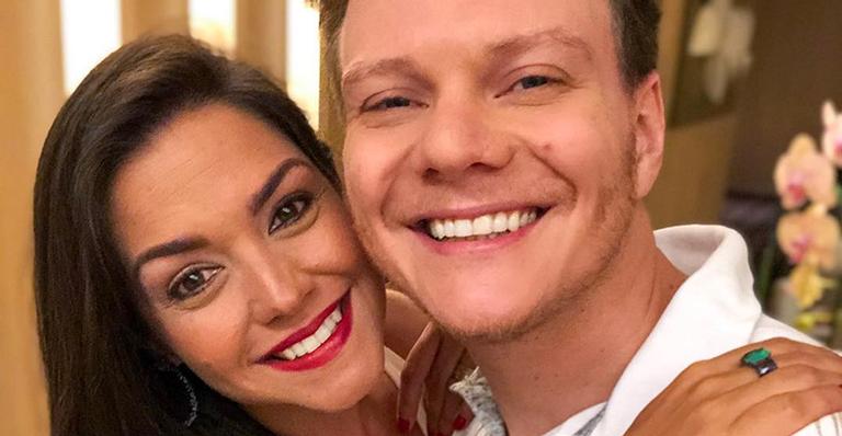 Thais Fersoza tatua simbolo religioso com homenagem subliminar para os filhos Melinda e Teodoro