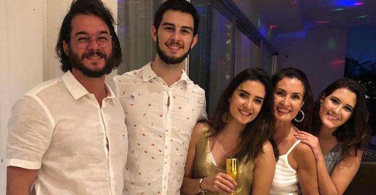 Fátima Bernardes reúne os filhos e o namorado na chegada de 2019