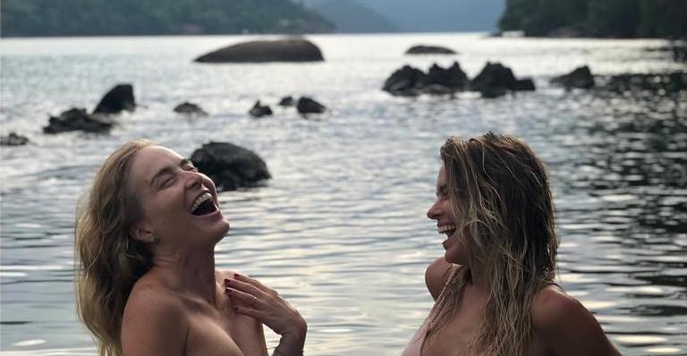 Com biquíni ousado, Angélica ganha elogio de Carolina Dieckmann: ”A mais bonita desse mundo”