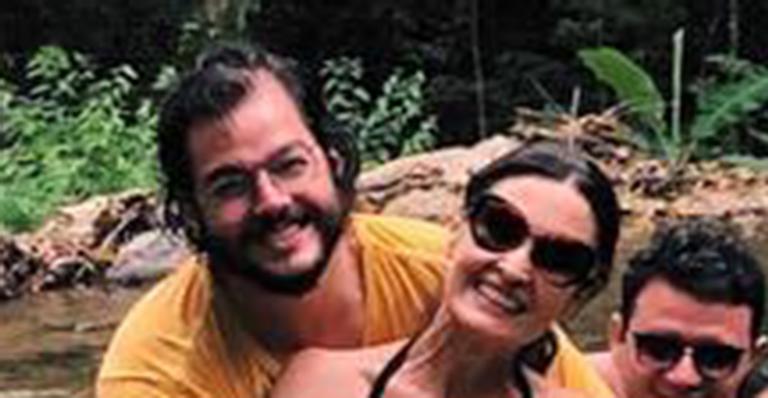 Fátima Bernardes é flagrada em cachoeira com o namorado e as filhas