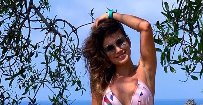 Paula Fernandes surge magérrima em foto de biquíni e cinturinha rouba a cena