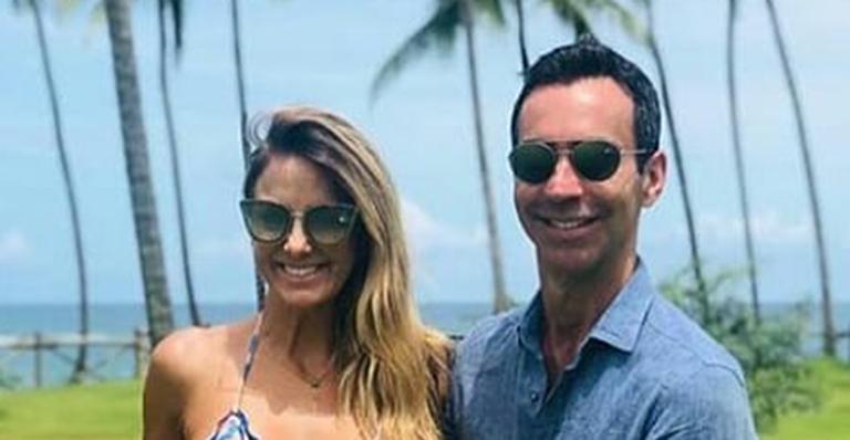 De biquíni, Ticiane Pinheiro exibe barriga de grávida no terceiro mês de gestação