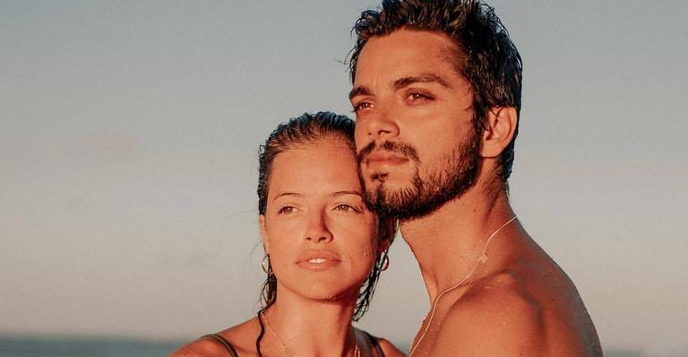 Agatha Moreira compartilha clique em clima de romance com Rodrigo Simas