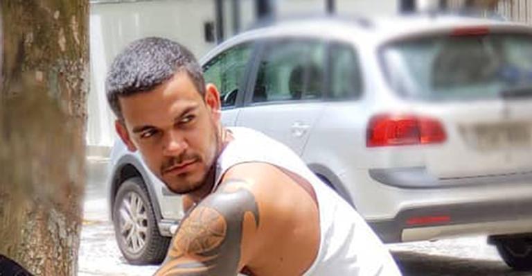 Caique Aguiar tenta ostentar em foto na web, mas acaba infringindo regras de trânsito
