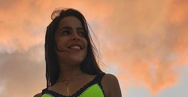 Emilly Araújo surge com biquíni mínimo e avisa: ”É tão gostoso atingir o ápice”
