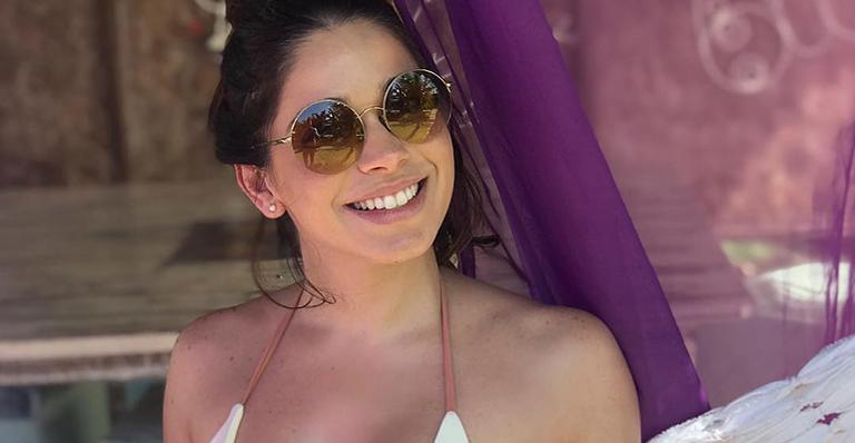 Sabrina Petraglia posa de biquíni branco e exibe barrigão: ”Feliz”