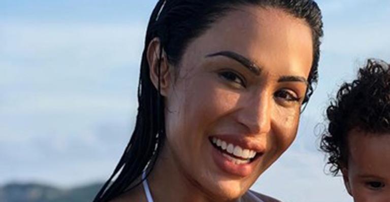 Gracyanne Barbosa posa com a neta nos braços e emociona fãs