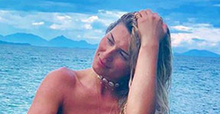 Lívia Andrade provoca fãs e surge sem roupa em foto nas redes sociais