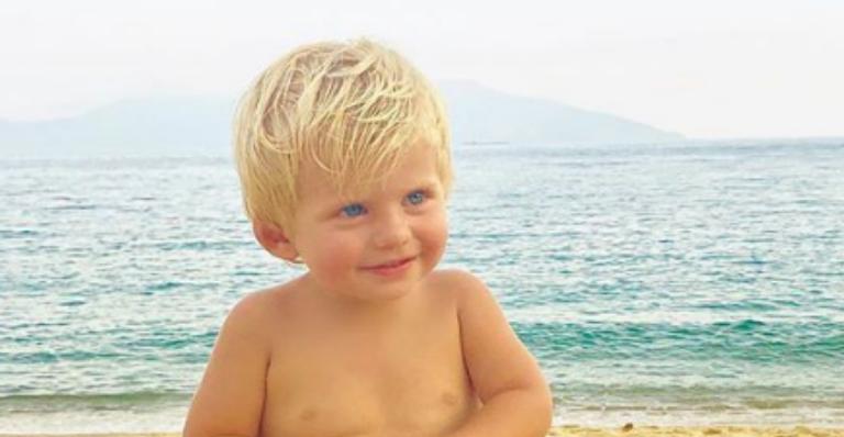 Na praia, Karina Bacchi se derrete por Enrico brincando de surfista em foto