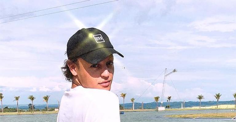 Pabllo Vittar abaixa a bermudinha para mostrar calcinha rosa e brinca: ”Discreta”