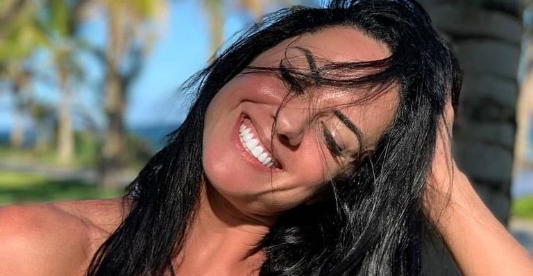 Na Bahia, Graciele Lacerda surge deslumbrante om biquíni mínimo: “Estou amando”