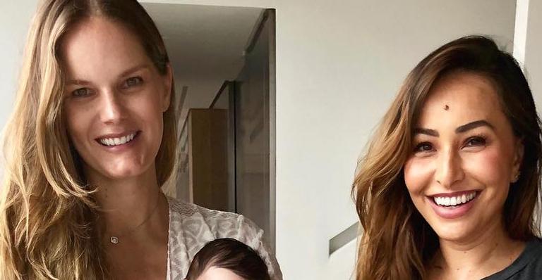 Sabrina Sato leva Zoe para conhecer a filha recém-nascida de amiga