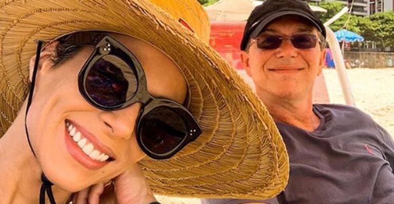 Ana Furtado curte dia na praia com o marido, Boninho, e se declara: ”Meu muso”